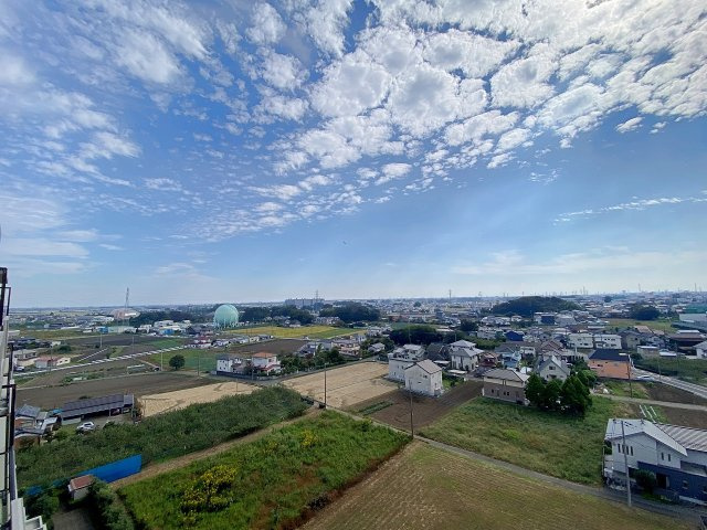 サンマンションアトレ北本の展望|最上階ならではの開放的で素晴らしい眺望が広がっています。高い建物に遮られないため、心地よい風と青空を満喫できます。