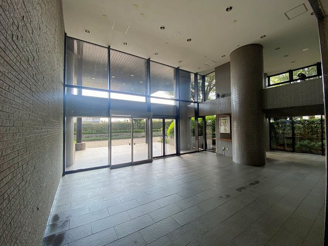 サンマンションアトレ北本のエントランス|訪れる方を上品に迎え入れる、清潔感とゆとりあふれるエントランスホールです。しっかりとした管理体制が伺える美しい共用空間となっています。