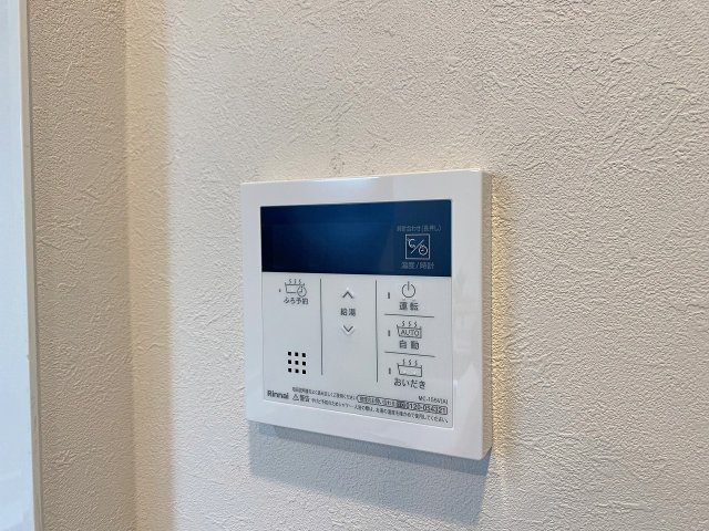 サンマンションアトレ北本の発電・温水設備|ご家族の入浴時間がずれてしまってもいつでも温め直せる便利な追い焚き機能付きです。一日の終わりにお湯を張り直す手間がなく、心からリラックスできます。