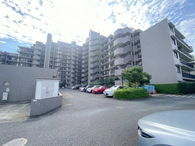 サンマンションアトレ北本の外観|周辺の緑豊かな環境と美しく調和する落ち着きのある外観です。しっかりとした管理体制により保たれた安心感のある綺麗な佇まいです。
