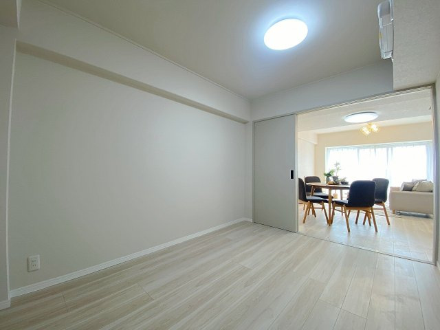 サンマンションアトレ北本の子供部屋|間取り図右真ん中にある使い勝手の良い洋室5.5帖です。子供部屋や書斎としても最適でクローゼット完備のためお部屋を広く使えます。