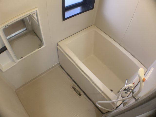 換気のできる窓付きの浴室♪
