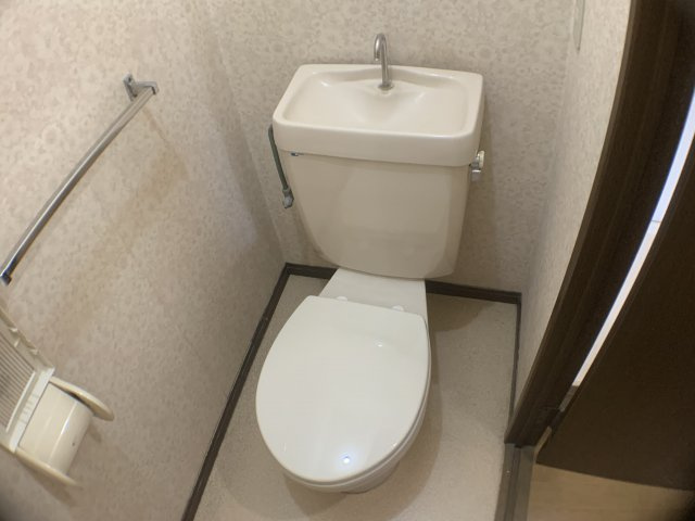 シンプルで掃除のしやすいトイレです♪