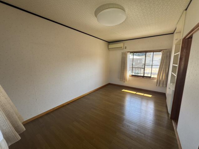 「6帖の納戸付き」高知市福井東町　中古一戸建ての洋室|洋室はシンプルな内装で、お好みの家具やカーテンが映えます♪