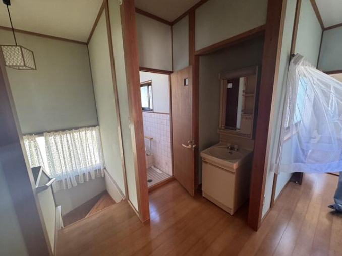 「6帖の納戸付き」高知市福井東町　中古一戸建ての洗面所|2階にも洗面があるので、人数が多いご家庭の朝もスムーズに準備できます♪