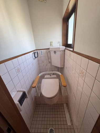 「6帖の納戸付き」高知市福井東町　中古一戸建てのトイレ|トイレは窓付きで、換気と明り取りに嬉しいですね♪