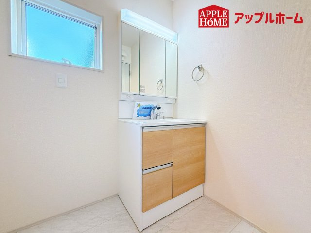 [新築住宅] 北本市東間 全1棟の独立洗面台|ゆとりの洗面スペースで朝の身支度も快適スムーズに。３面鏡で髪のセットやお化粧もストレスなくこなせ、朝から気分良く通勤通学に向かえそうですね！鏡の裏にはたっぷりと収納スペースを標準装備