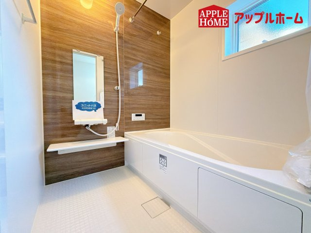 [新築住宅] 北本市東間 全1棟の浴室|窓付きのバスルームは、採光もあり明るく気持ちの良い空間です。窓があることで、換気環境も良好。掃除もスムーズに出来ます