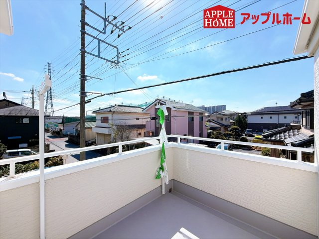 [新築住宅] 北本市東間 全1棟のバルコニー|家族分の洗濯物もしっかり干せます。日当たりも良く、毎日のお洗濯が楽しくなりそう♪お布団は手軽に干せていつもポカポカに☆