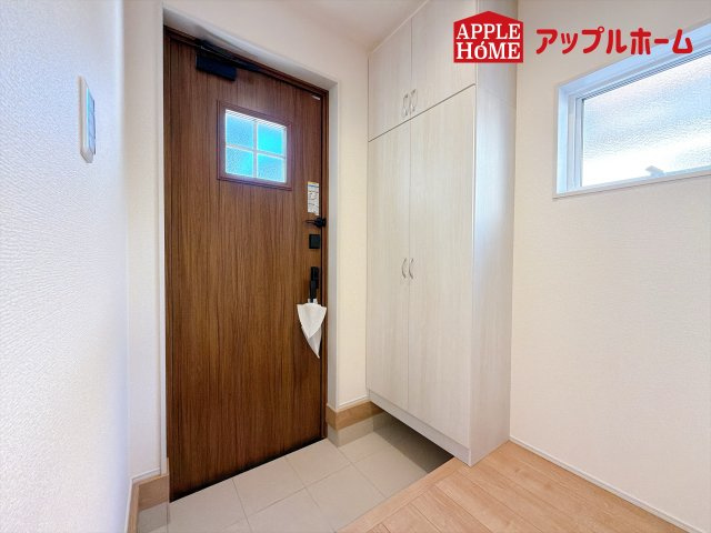 [新築住宅] 北本市東間 全1棟の玄関|住まう人も来客も入った時にワクワクさせてくれるオシャレな玄関♪収納もたっぷりあるので、靴がたくさんあっても安心！