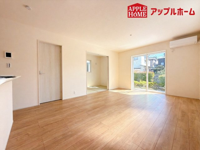 [新築住宅] 北本市東間 全1棟の居間・リビング|窓から差し込む光で家族を温かく包み込みます。明るいリビングで子育てする喜びを☆いつでも見学可能です！
