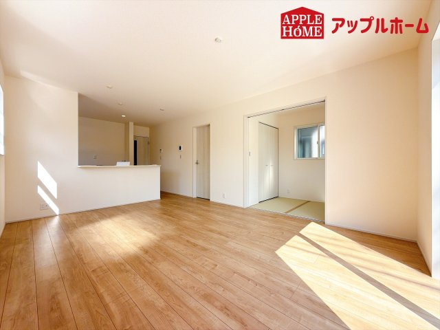 [新築住宅] 北本市東間 全1棟の居間・リビング|広々リビング×対面キッチンで家族の会話も弾みます♪家族団らんの秘訣は間取りにあり☆夢のマイホームを一緒に叶えましょう！