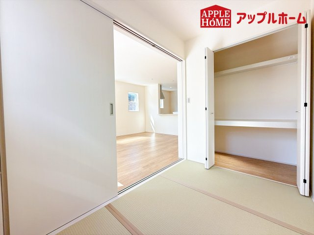 [新築住宅] 北本市東間 全1棟の和室|広々とした居住空間は日々の暮らしを彩り、心のやすらぎと満足感を与えてくれます。通風と採光を考慮した設計は子供たちはのびのび育ち、家族でくつろぎと団らんを生み出します。