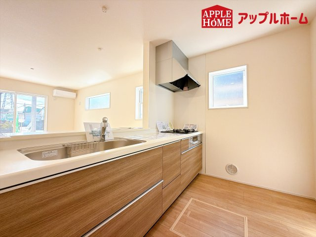 [新築住宅] 北本市東間 全1棟のキッチン|対面式キッチンは、家族のコミュニケーションを育み、子育て家族にも好適なプラン！リビングで寛ぐご家族をいつも感じられます♪会話を楽しみながら家事ができ、小さいお子様がいても安心です！