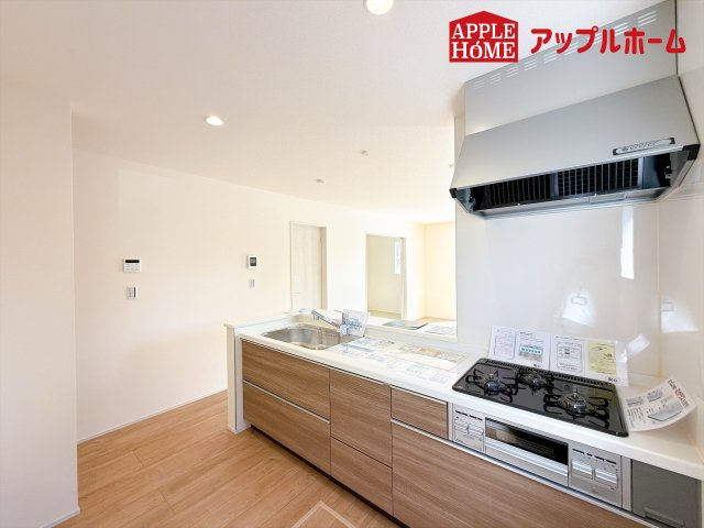 [新築住宅] 北本市東間 全1棟のキッチン|見栄えもよくお手入れもスムーズに出来ます。豊富な収納力もございますので、キッチンスペースをスッキリとお使い頂けそうです。