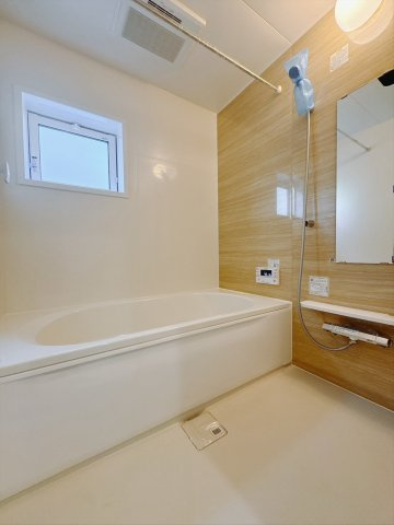 【新築戸建】前橋市龍蔵寺町の浴室|■浴室｜ゆったり足を伸ばせるサイズの浴室(*＾＾*)　夜間のお洗濯や、雨の日のお洗濯に大活躍の浴室暖房乾燥機付き！