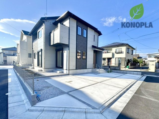 【新築戸建】前橋市龍蔵寺町の外観|■外観｜広々とした駐車スペースで楽々駐車可能！お買い物後もスムーズにお荷物を運べます♪