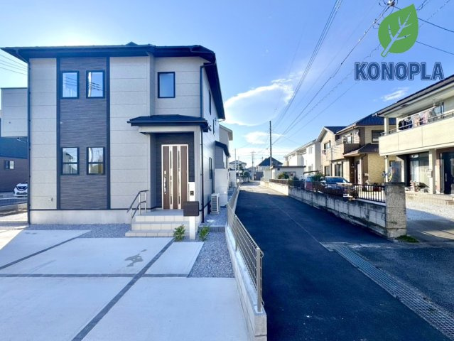 【新築戸建】前橋市龍蔵寺町の外観|■外観｜前面道路が広く見渡しが良いので、車の安全確認もばっちり！