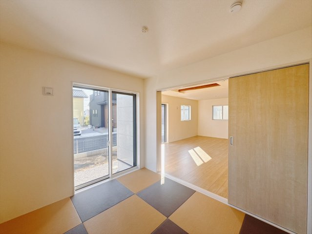 【新築戸建】前橋市龍蔵寺町の和室|■和室｜「続き間の和室」は子育て世代にこそ適しています。お子様のお昼寝スペースや、洗濯物をたたむのに便利です。客間やリビングの延長としても使えます。