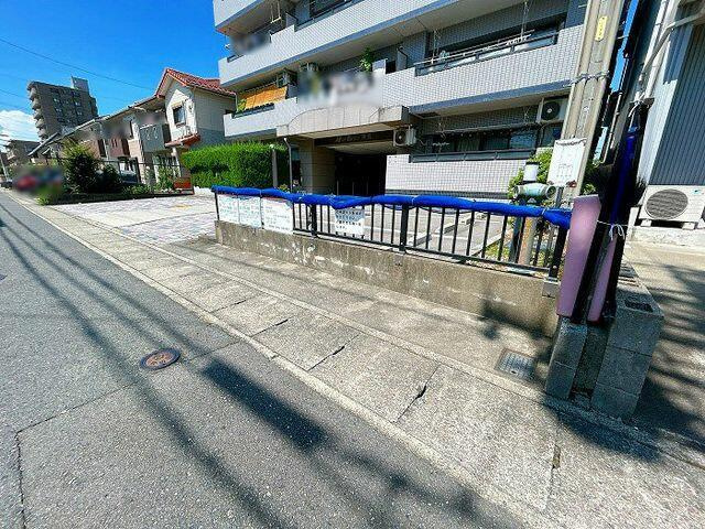 中古マンション・仲介手数料半額）モアグレース枠杁　８０２の現況写真|【周辺】マンション目の前にゴミ置き場