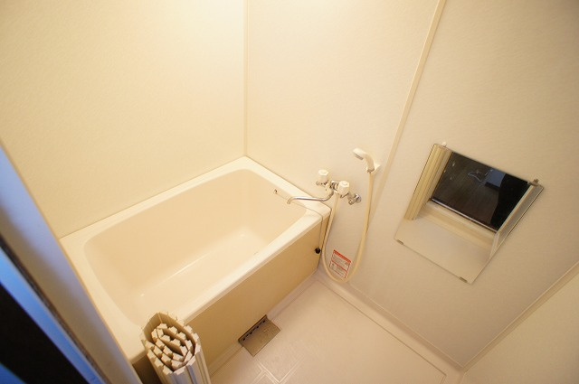 BNコートの浴室|同型参考写真　バス・トイレ別のセパレート仕様。脱衣所完備で快適な水回り。