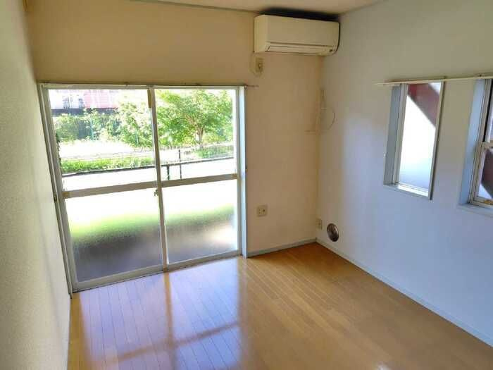 八王子市子安町１丁目のアパートの居間・リビング