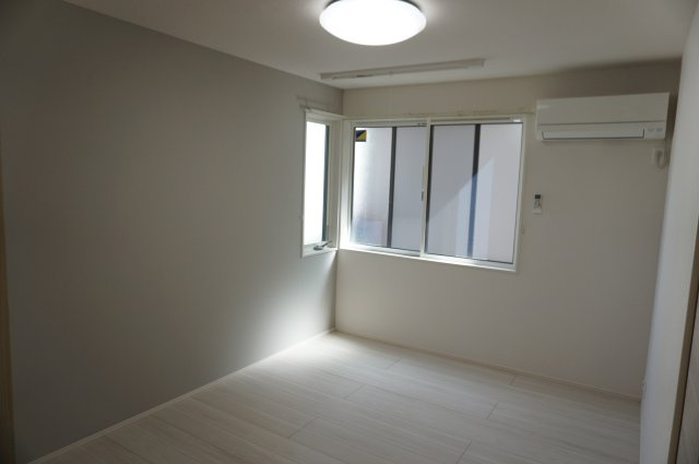 D-ROOM中小阪の洋室
