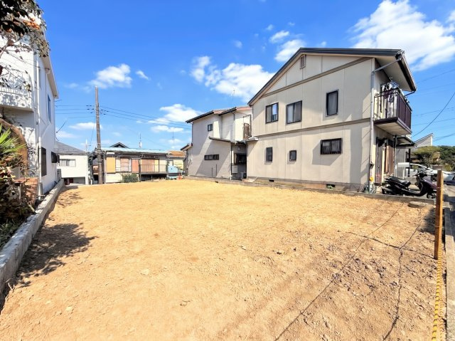 栄区中野町　条件なし売地の外観|◆爽やかな青空の下に贅沢なほどに降り注ぐ陽光、豊かな居住性と、クオリティが見事に調和した住空間は、住まうことの喜びを感じさせてくれます。ゆとりある広い敷地で開放的なお住まいです。