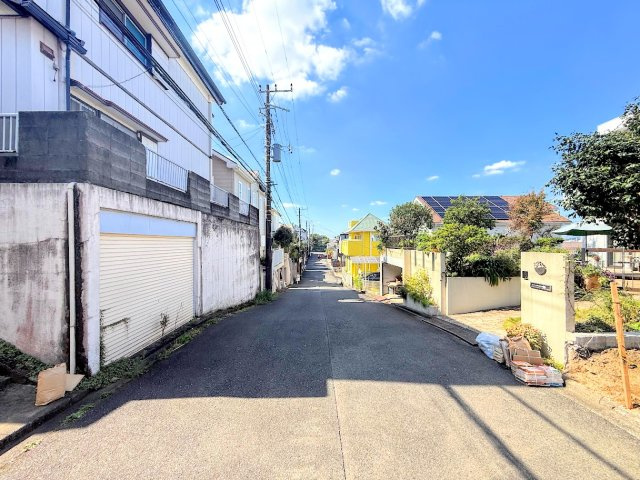 栄区中野町　条件なし売地の前面道路含む現地写真|◆前面道路も幅員があり車の運転も安心！前面道路は閑静な住宅地。車通りの少ない道路です。お子様にも安心です。