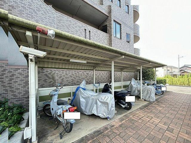 中古マンション・仲介手数料半額）レインボー木曽川壱番館　７０１の現況写真|「外部」バイク置き場