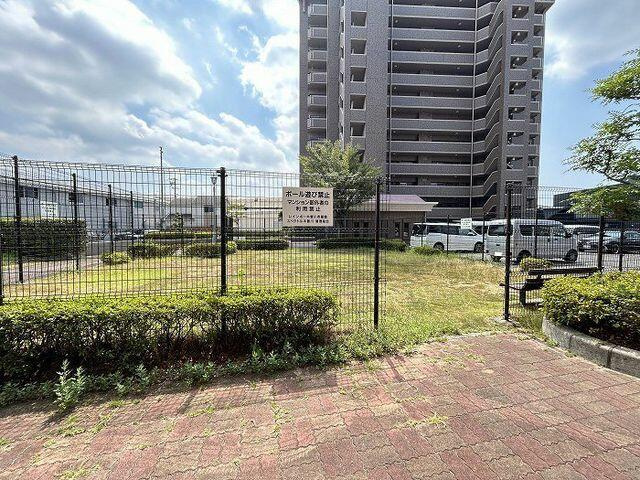 中古マンション・仲介手数料半額）レインボー木曽川壱番館　７０１の現況写真|「外部」共用の広場があります…