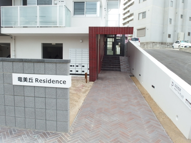 竜美丘Residenceのエントランス