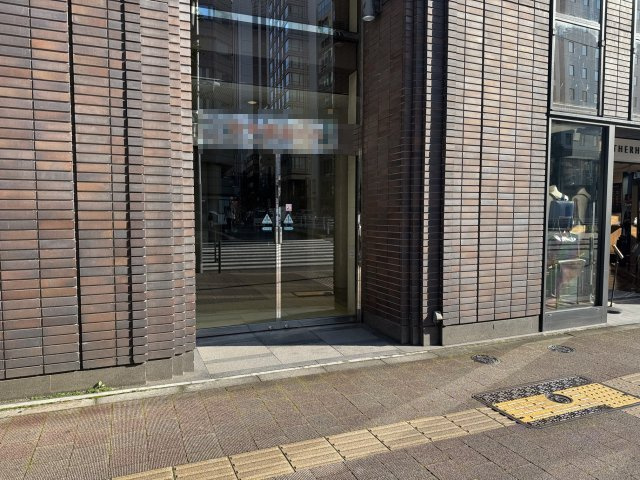 中央区銀座３丁目の店舗事務所のエントランス