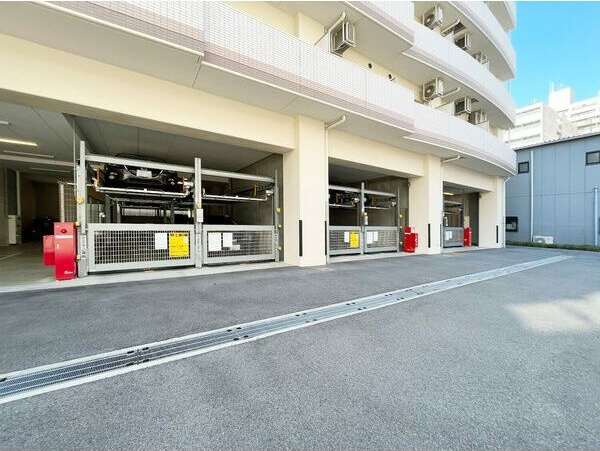 セレニテ江坂ルフレの駐車場
