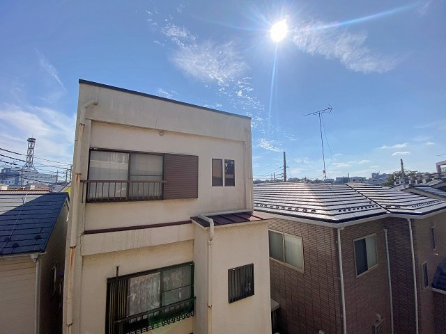 朝日マンション川越の展望|バルコニーからの開放感あふれる素晴らしい眺望です。遮るものが少ないため採光や通風に優れており、窓の外に広がる豊かな景色を眺めながら穏やかで贅沢な時間をお過ごしいただけます。
