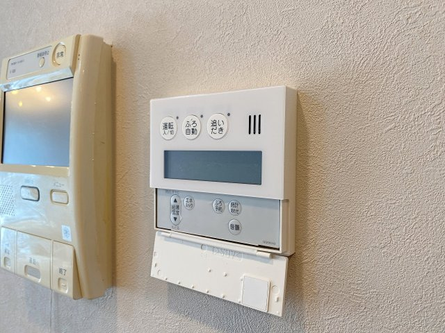 朝日マンション川越の発電・温水設備|いつでも温かいお湯で快適なバスタイムを楽しめる便利な追い焚き機能の給湯パネルです。ご家族の入浴時間がずれてしまってもボタン一つで適温に温め直すことができ、大変重宝します。