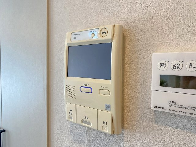 朝日マンション川越のセキュリティ|来訪者の顔を確認してからドアを開けることができる安心のTVモニター付きインターフォンです。不審者の侵入を未然に防ぎ、ご家族の安全とプライバシーをしっかりと守ってくれます。