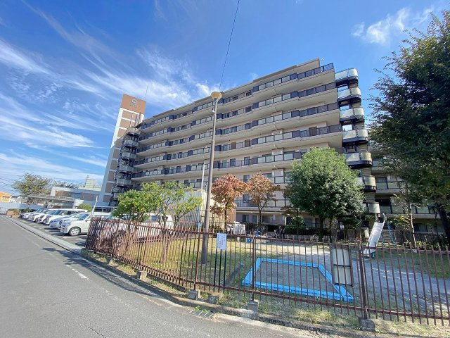 朝日マンション川越の外観|落ち着きのある洗練されたデザインが魅力的な建物外観です。周辺の街並みや緑豊かな環境とも美しく調和しており、毎日帰ってくるのが楽しみになるような風格と安心感を兼ね備えています。