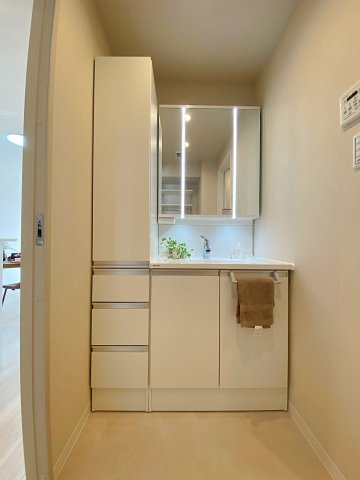 朝日マンション川越の独立洗面台|朝の身支度やヘアセットをスムーズにこなせる機能的な洗面化粧台を新規交換いたしました。使い勝手の良い大きな鏡とたっぷりの収納を備え、清潔感のある明るいパウダールームを演出します。