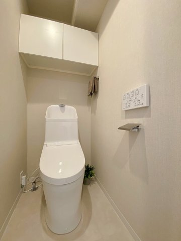 朝日マンション川越のトイレ|毎日使う場所だからこそこだわりたい清潔感のあるトイレ空間を新規交換いたしました。お手入れがしやすい最新の設備を導入しており、快適で衛生的なプライベートスペースをご提供します。