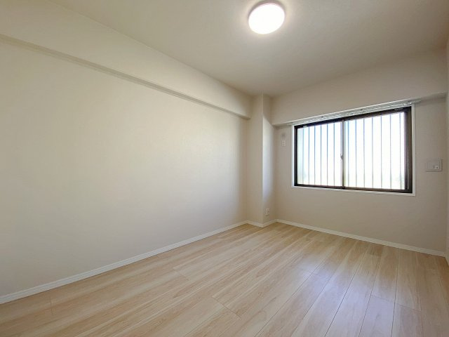 朝日マンション川越の子供部屋|間取り図左上にある洋室6.0帖です。明るい光が差し込む心地よいお部屋となっており、お子様の健やかな成長を見守る子供部屋や、ゆったりくつろげるプライベートな寝室にぴったりの広さです。