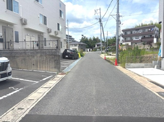 【前面道路含む現地写真】 | 東広島市西条町助実字浄福寺（JR西条駅）全1棟 | 前面道路は西側約4.9mの公道に面しています。周辺は交通量が落ち着いており、車の出し入れもスムーズに行える、落ち着いた佇まいの閑静な住宅街です。