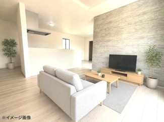 【居間・リビング】 | 東広島市西条町助実字浄福寺（JR西条駅）全1棟 | 19.5帖の広々としたLDK。グレーの木目調アクセントクロスが空間の洗練された印象を高めます。対面式キッチンからはリビング全体が見渡せるため、調理中もご家族との会話が自然と弾みます。