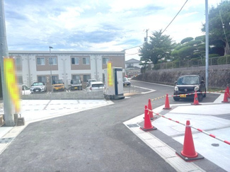 【前面道路含む現地写真】 | 佐伯区坪井1（楽々園駅）全3区画　NO1【外構工事込】 | 物件に面する前面道路は南西側幅員約4ｍの私道となっています。周辺は落ち着いた平坦な街並みが広がっており、お車の出し入れや日々の徒歩・自転車での移動もスムーズに行えます。