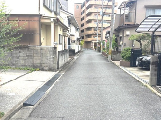 【前面道路含む現地写真】 | 佐伯区五日市中央3丁目【全2区画】No1 | 周辺は落ち着いた平坦な住宅街。前面道路は舗装されており、極端な交通量がなく落ち着いた環境です。日々の車の出し入れや、小さなお子様がいるご家庭の歩行時にも適しています