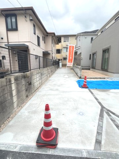 【外観】 | 佐伯区五日市中央3丁目【全2区画】No1 | 道路から奥へと続くコンクリート敷きのアプローチ。縦列で2台分の駐車スペースとして利用できるほか、道路からの距離があるため、小さなお子様が玄関から飛び出した際も急に車道に出ることがなく安心です。