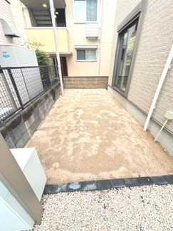 【庭】 | 佐伯区五日市中央3丁目【全2区画】No1 | 1階LDKの掃き出し窓から出入りができる、まとまった広さの庭スペースです。現状は土の状態で引き渡されているため、お好みで人工芝を敷いたり、プランターを並べて家庭菜園を楽しんだりと自由に活用できます。