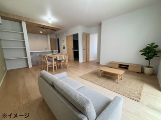 【居間・リビング】 | 佐伯区五日市中央3丁目【全2区画】No1 | 家具配置がしやすい縦長レイアウトの17.3帖LDK。温かみのある木目調フローリングと、淡いアースカラーのアクセントクロスが心地よい調和を生み出しています。和室を開放すれば21.8帖の大空間になります。