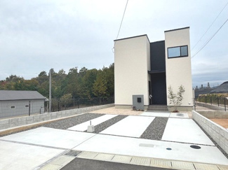 【外観】 | 東広島市西条町御薗宇　NO14【57坪】 | 白と黒のコントラストがスタイリッシュなモダン外観。敷地を有効に活かせる形状で、並列2台分の駐車スペースを確保しています。アプローチやフェンスなどの外構もきれいに施工済みです。