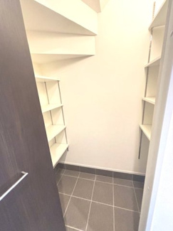 【玄関】 | 東広島市西条町御薗宇　NO14【57坪】 | 玄関横に配された可動棚付きのシューズクローク。靴類はもちろん、ベビーカーやアウトドア用品などもそのまま収納できる土間仕様です。棚の高さが調整できるため、ブーツなどの長物もすっきりと収まります。